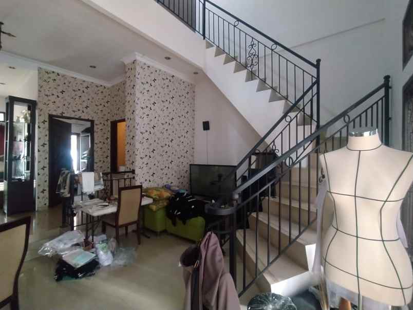 dijual rumah 2 lantai kolam renang sektor 9 bintaro