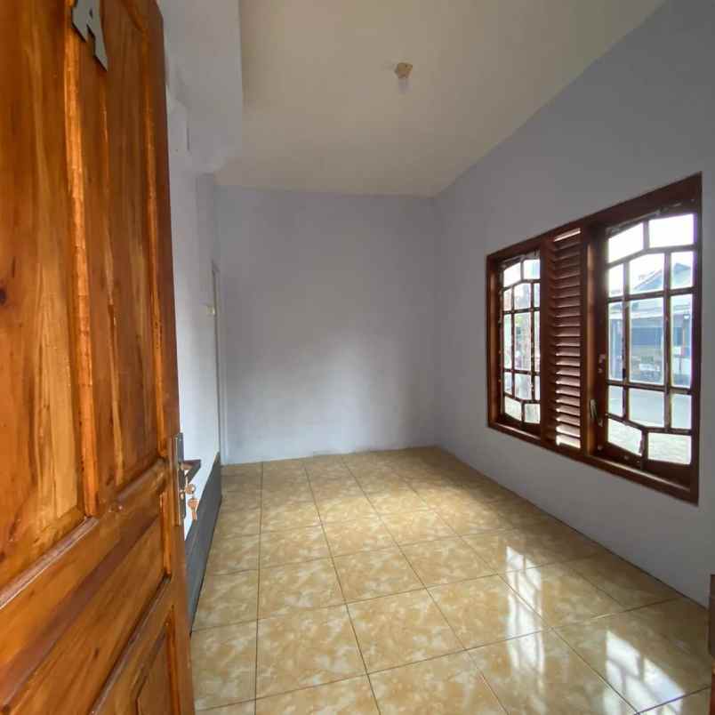 dijual rumah 5 menit kampus isi