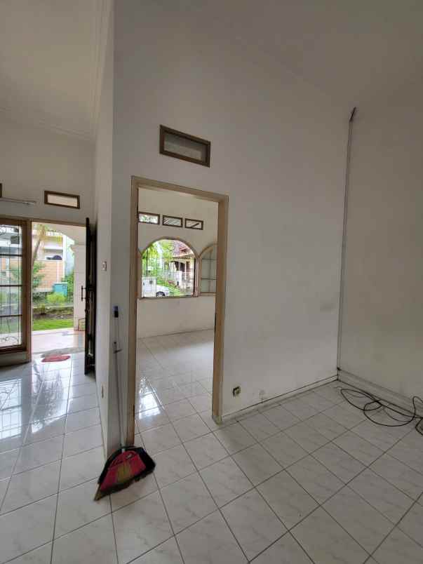 dijual rumah araya