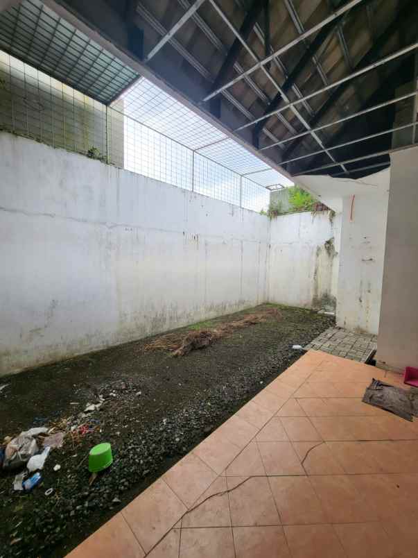 dijual rumah araya