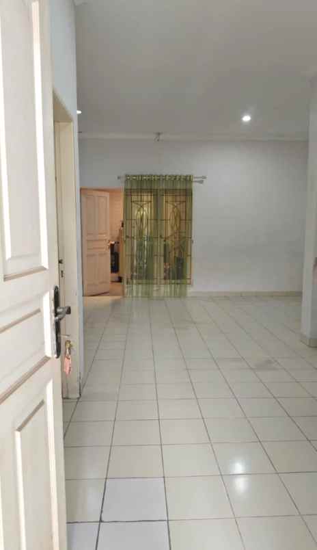 dijual rumah boulevard hijau kota