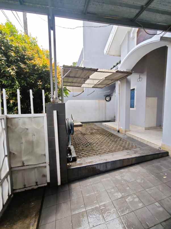 dijual rumah boulevard hijau kota