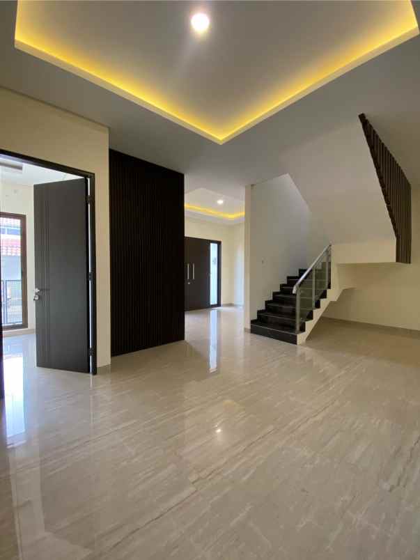 dijual rumah citraland utama