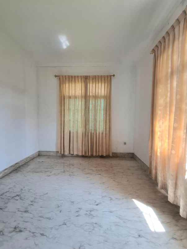 dijual rumah classic di legenda wisata cibubur