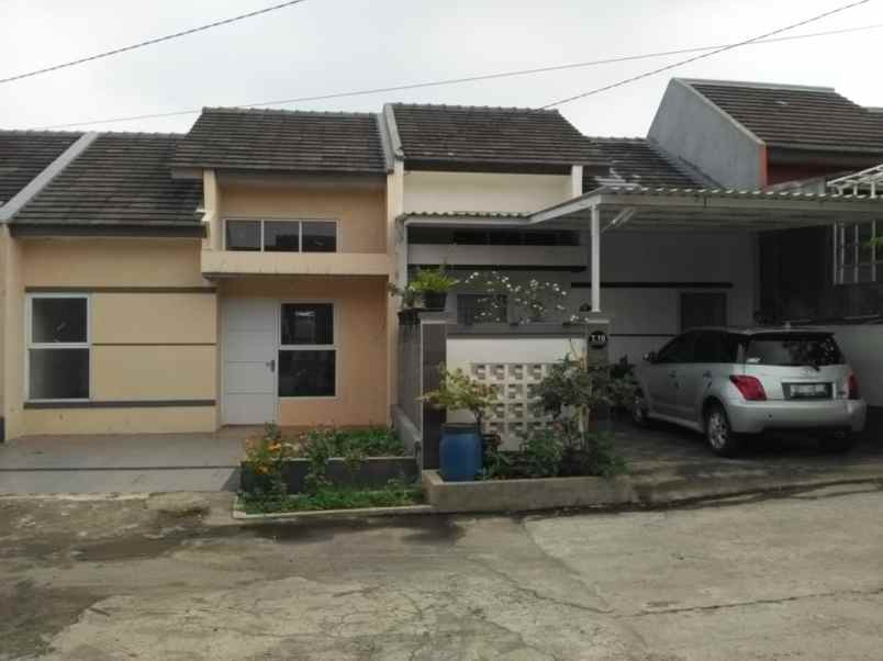 dijual rumah dekat kantor kelurahan