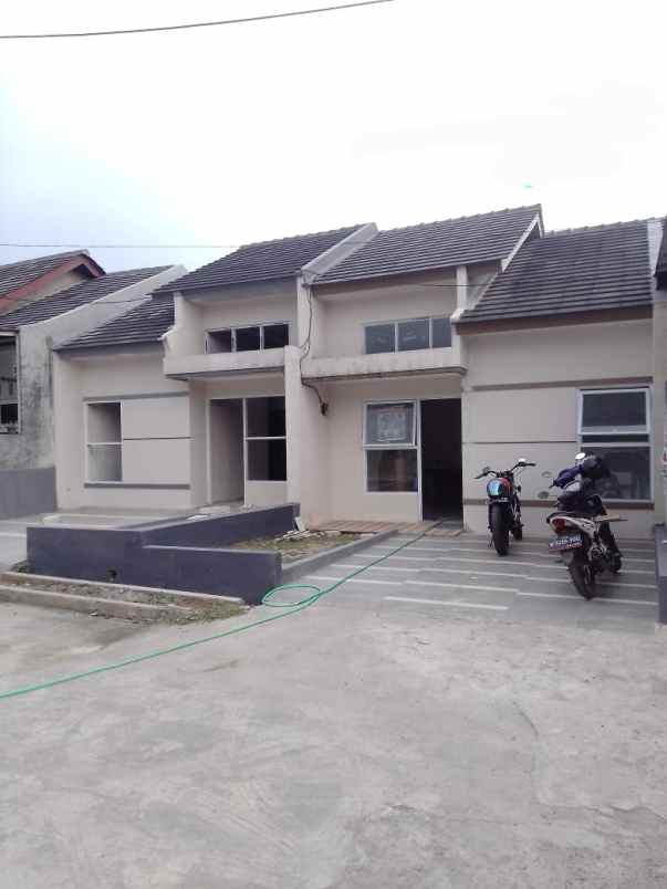 dijual rumah dekat kantor kelurahan