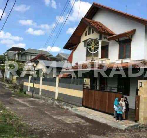 dijual rumah gatsu barat