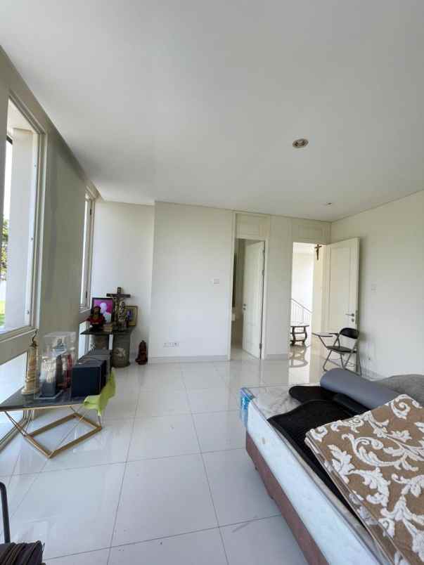 dijual rumah grand pakuwon