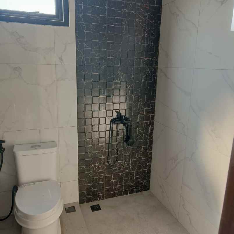 dijual rumah grand pakuwon north victoria