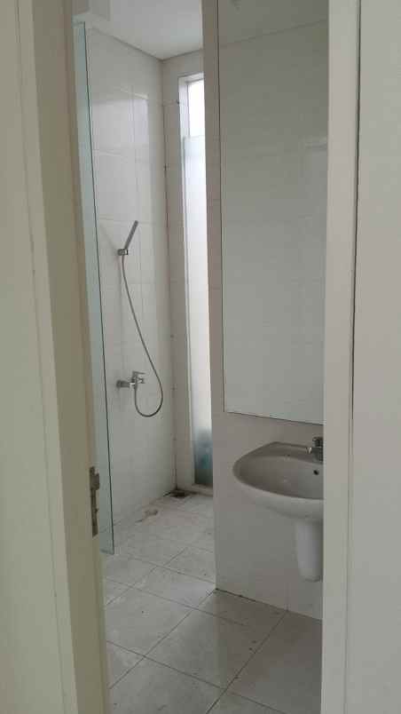 dijual rumah jalan grand pakuwon