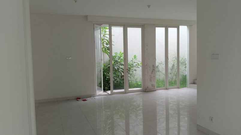 dijual rumah jalan grand pakuwon