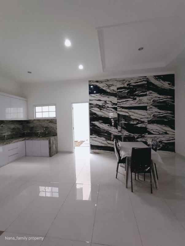 dijual rumah jalan raya meruya selatan