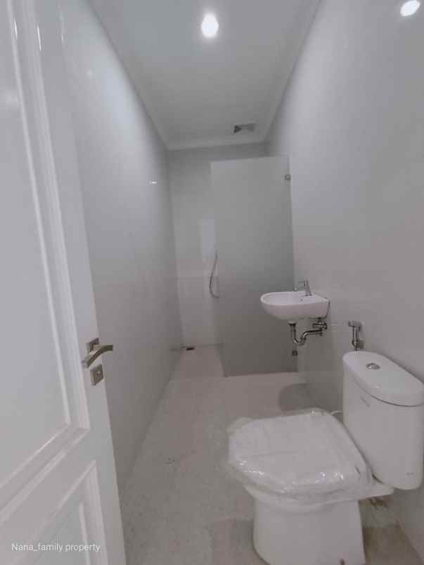 dijual rumah jalan raya meruya selatan