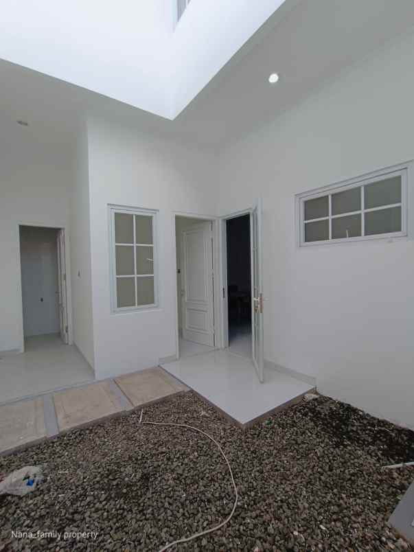 dijual rumah jalan raya meruya selatan