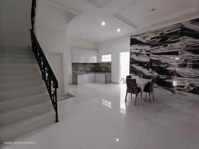 dijual rumah jalan raya meruya selatan