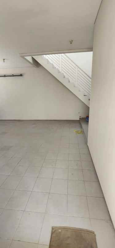 dijual rumah jalan royal residence