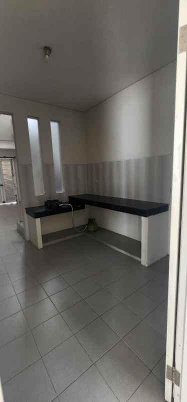 dijual rumah jalan royal residence