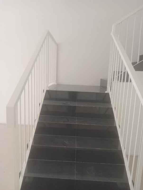 dijual rumah jalan royal residence