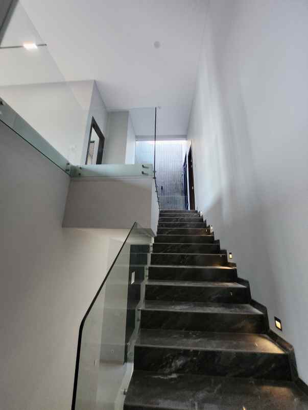 dijual rumah jaln bukit golf