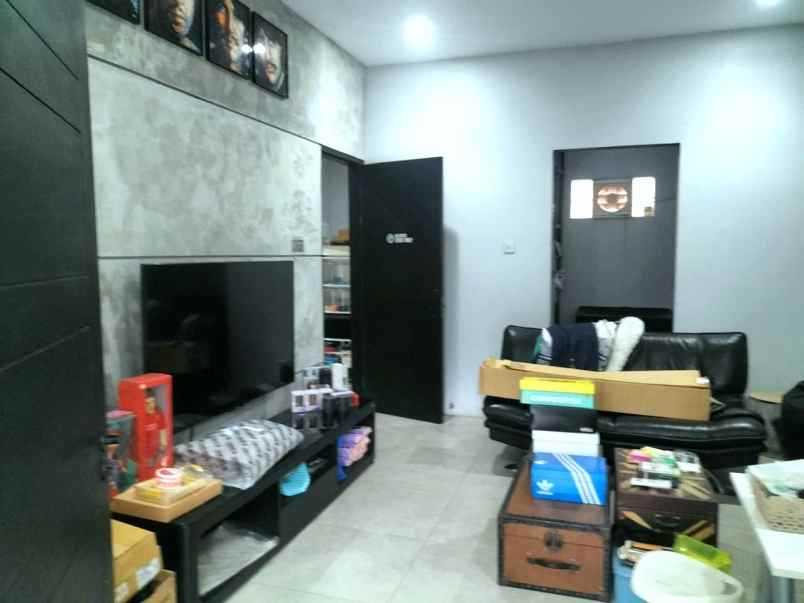 dijual rumah jl awiligar