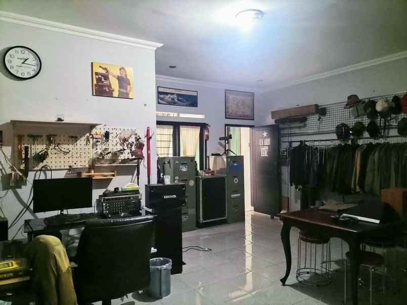 dijual rumah jl awiligar