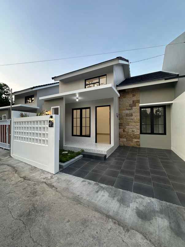 dijual rumah jl godean km 12 sidoluhur