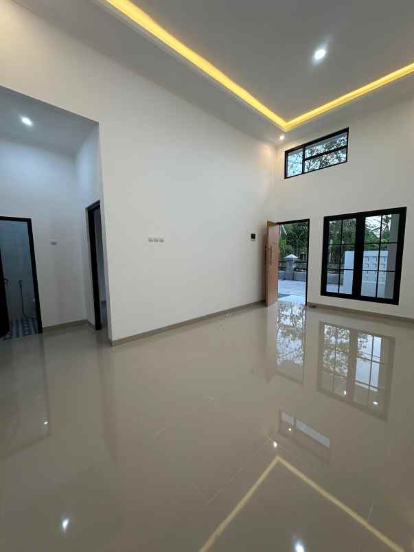 dijual rumah jl godean km 12 sidoluhur