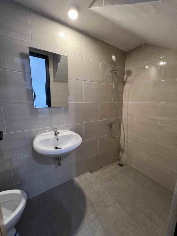 dijual rumah jl kemang pratama raya