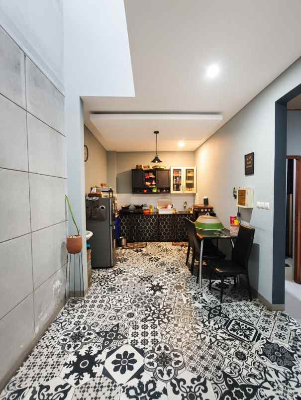 dijual rumah jl neptunus rancabolang
