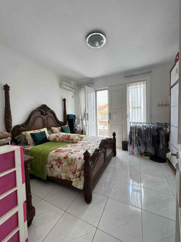 dijual rumah jl raya cireundeu