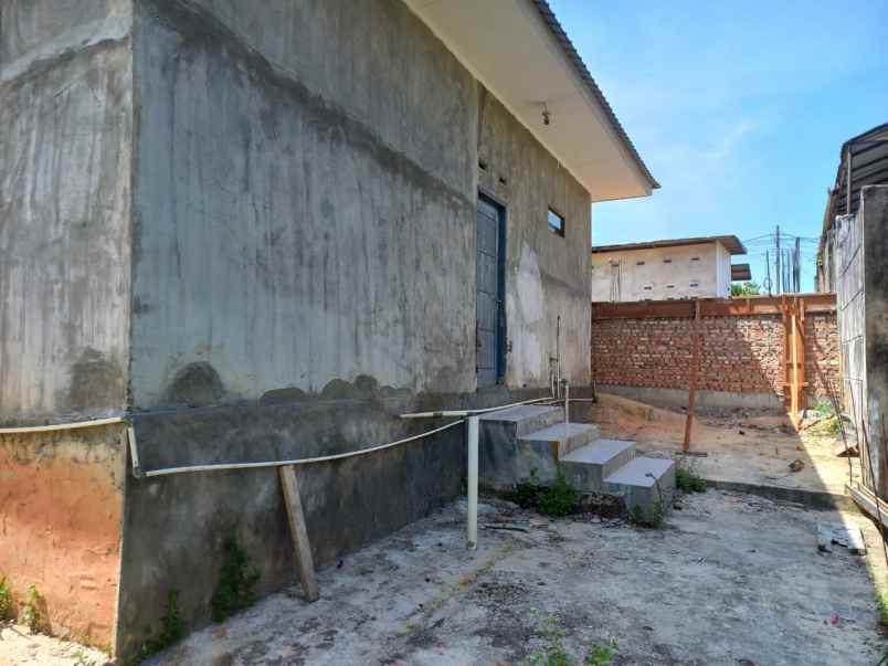 dijual rumah jl sekuntum