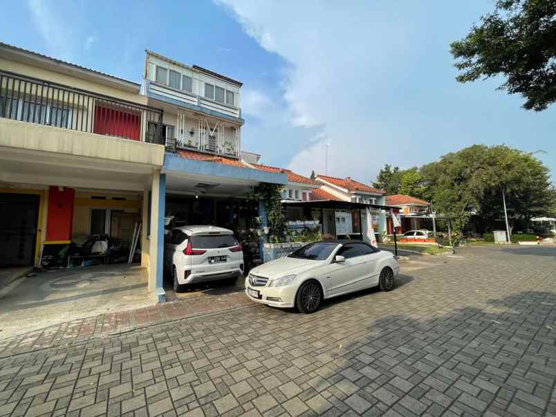 dijual rumah komp mewah kota baru