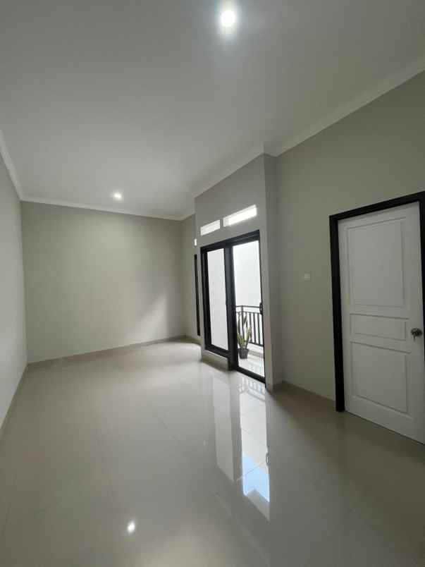 dijual rumah komplek megapolitan cinere