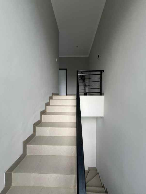 dijual rumah komplek megapolitan cinere