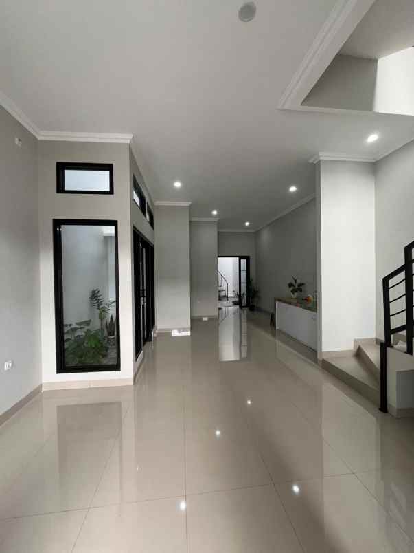 dijual rumah komplek megapolitan cinere
