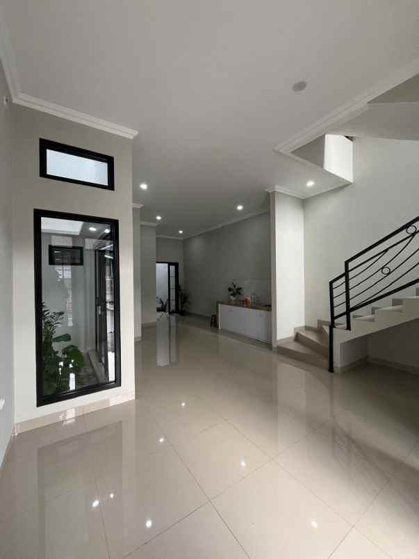 dijual rumah komplek megapolitan cinere