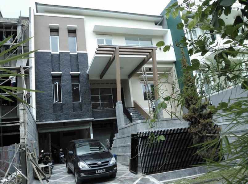 dijual rumah komplek setra duta