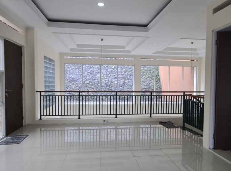 dijual rumah komplek setra duta