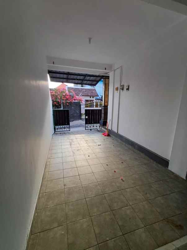 dijual rumah lantai 2 lokasi mahendradata