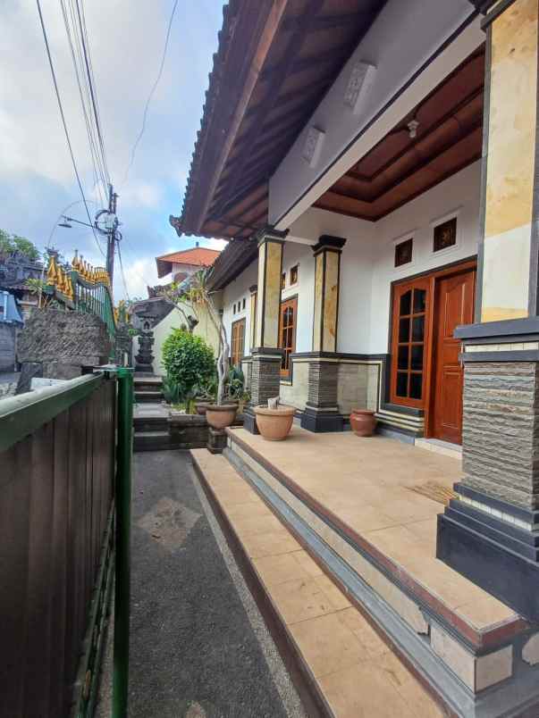 dijual rumah lantai 2 lokasi mahendradata