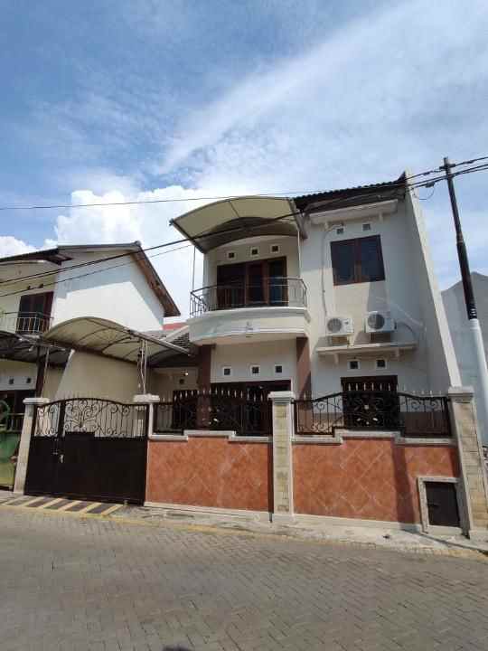 dijual rumah lebak indah regency