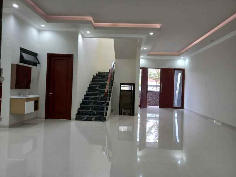 dijual rumah lokasi dekat binus araya malang