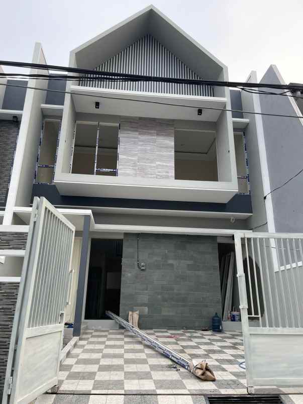 dijual rumah manyar tirtomoyo