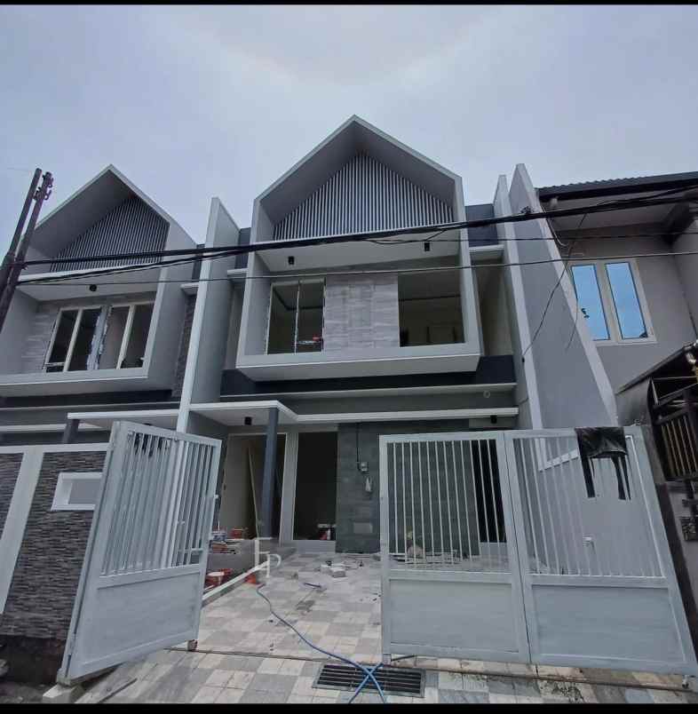 dijual rumah manyar tirtomoyo