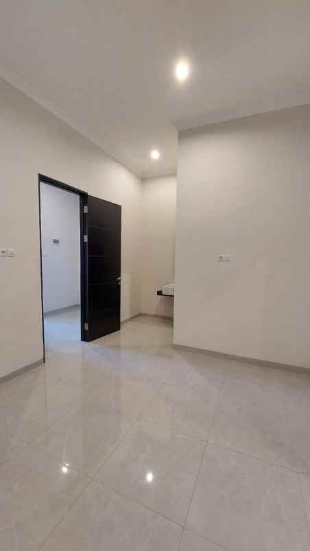 dijual rumah manyar tirtoyoso
