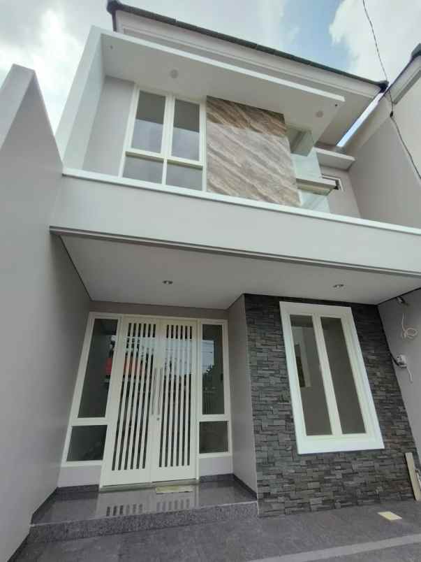 dijual rumah manyar tirtoyoso selatan