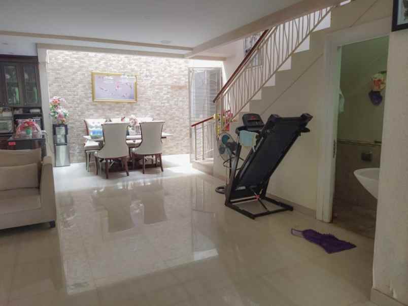 dijual rumah meruya residence