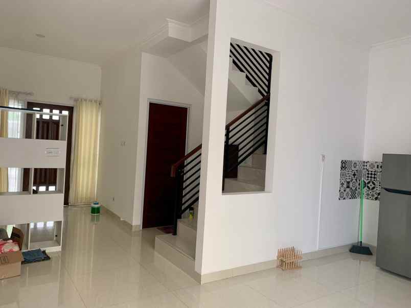 dijual rumah meruya selatan