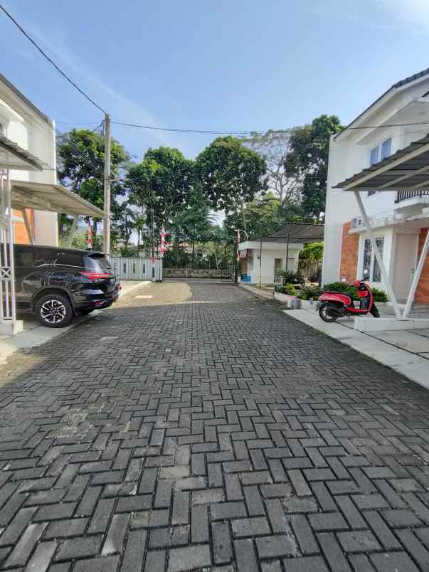 dijual rumah meruyung limo depok