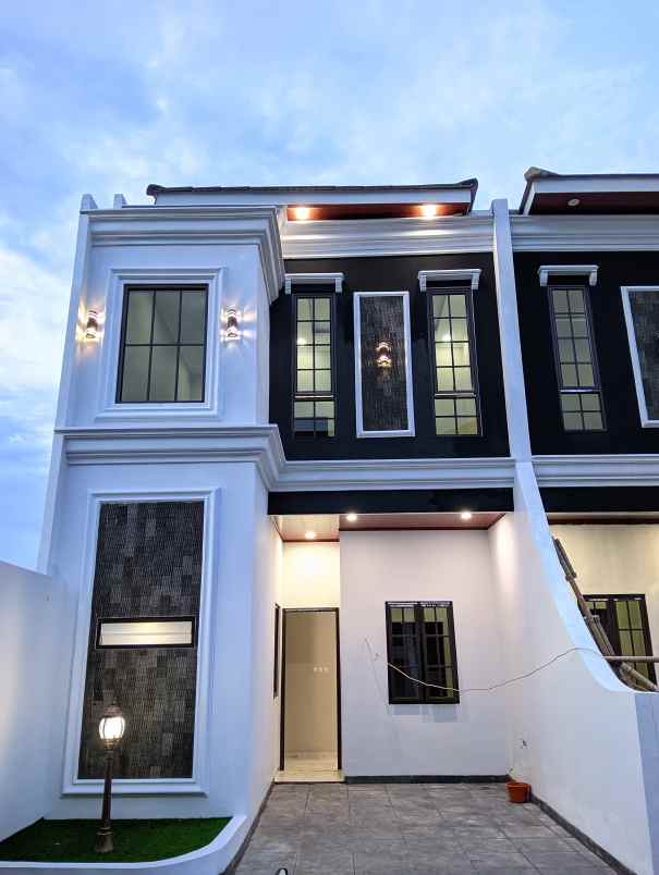 dijual rumah mewah 2 lantai di depok